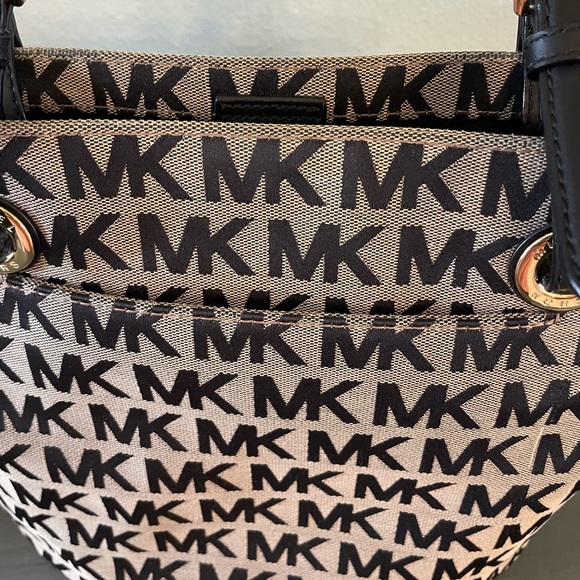 Michael Kors purse - Picture 4 of 4